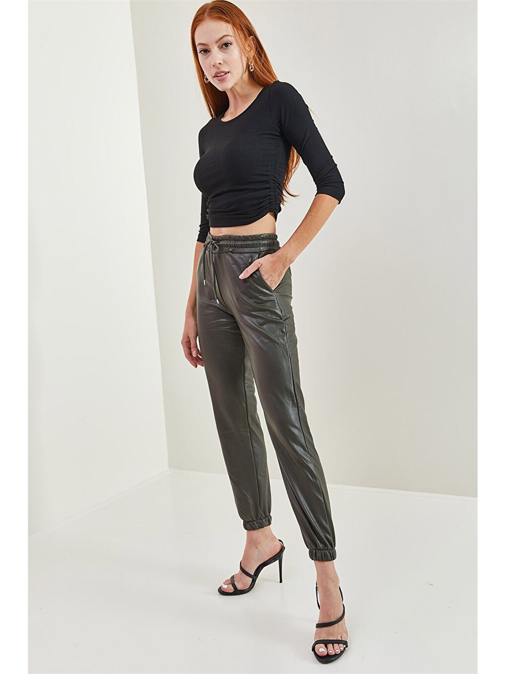 Haki Standart Fit Düz Deri Görünümlü Kadın Jogger Pantolon-3
