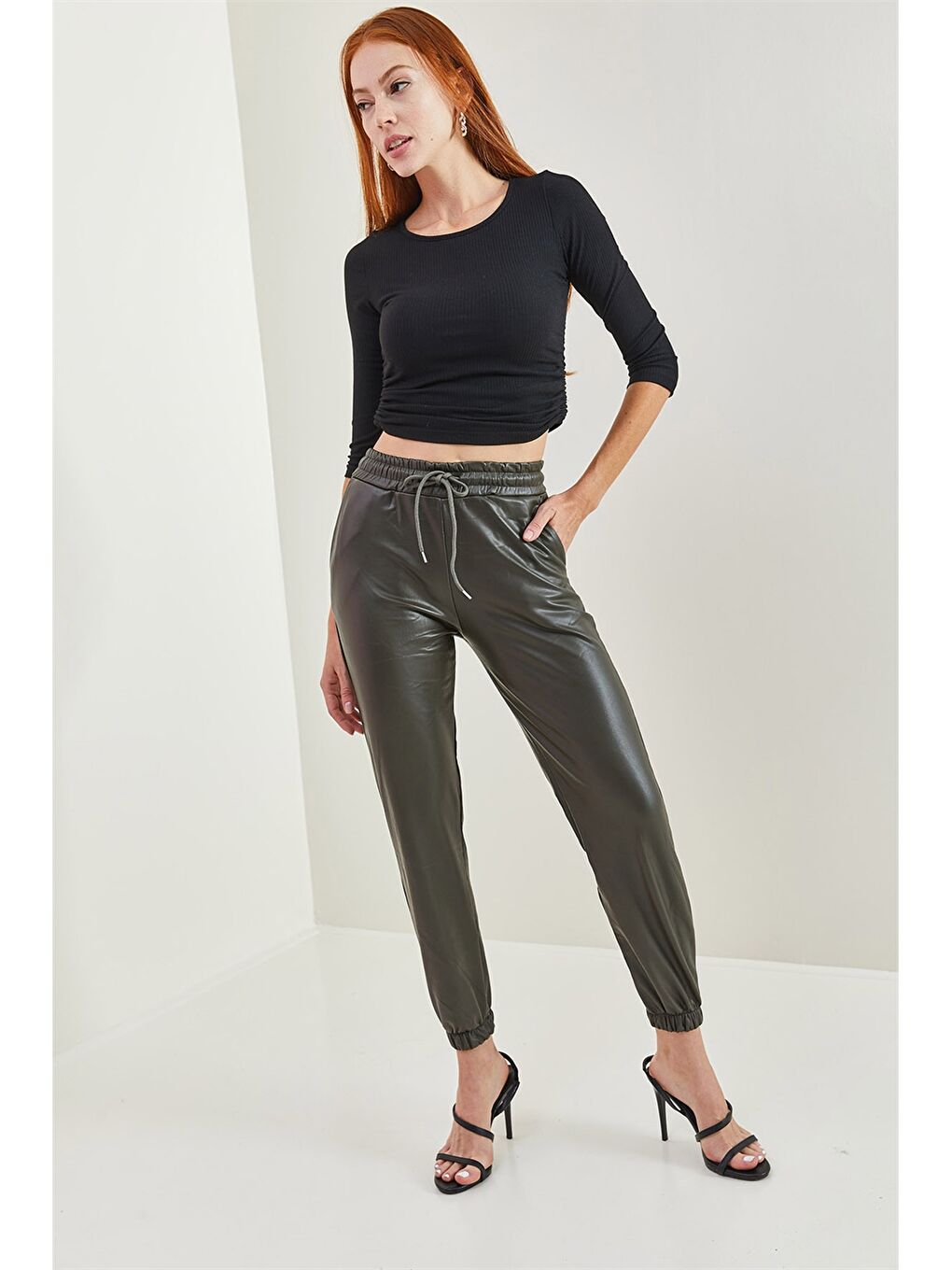 Haki Standart Fit Düz Deri Görünümlü Kadın Jogger Pantolon-4