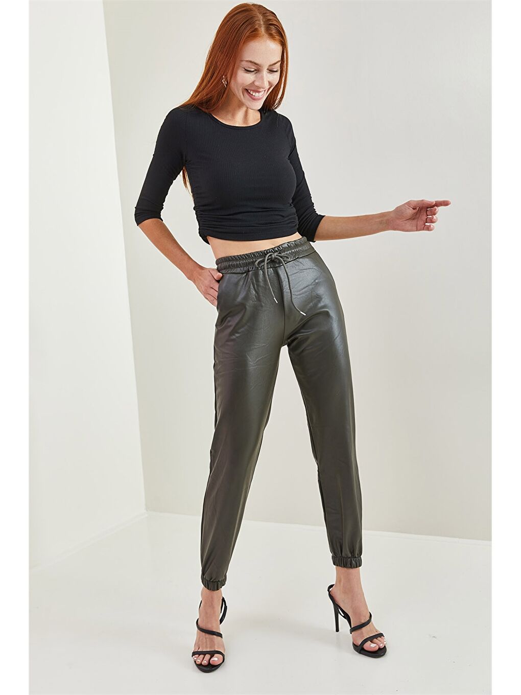 Haki Standart Fit Düz Deri Görünümlü Kadın Jogger Pantolon-5