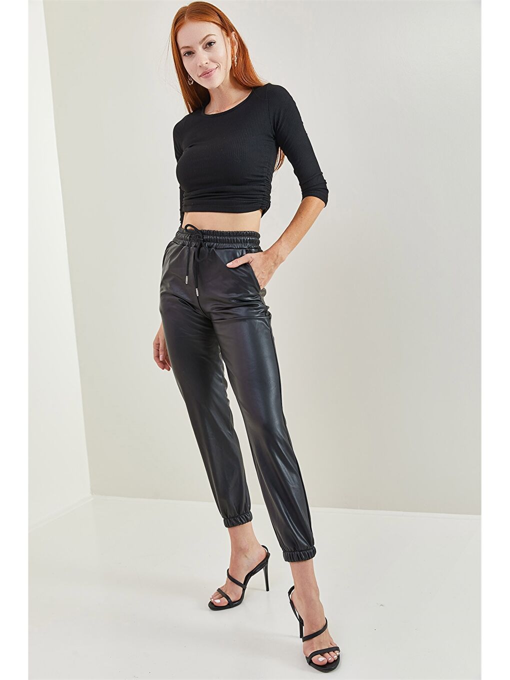 Siyah Standart Fit Düz Deri Görünümlü Kadın Jogger Pantolon