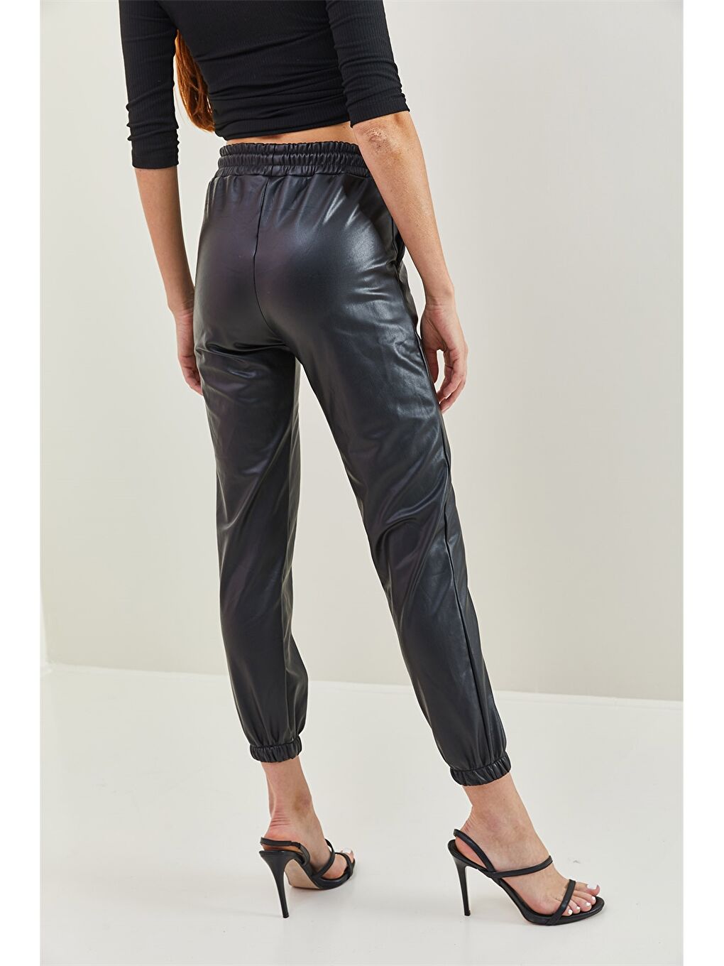 Siyah Standart Fit Düz Deri Görünümlü Kadın Jogger Pantolon-1
