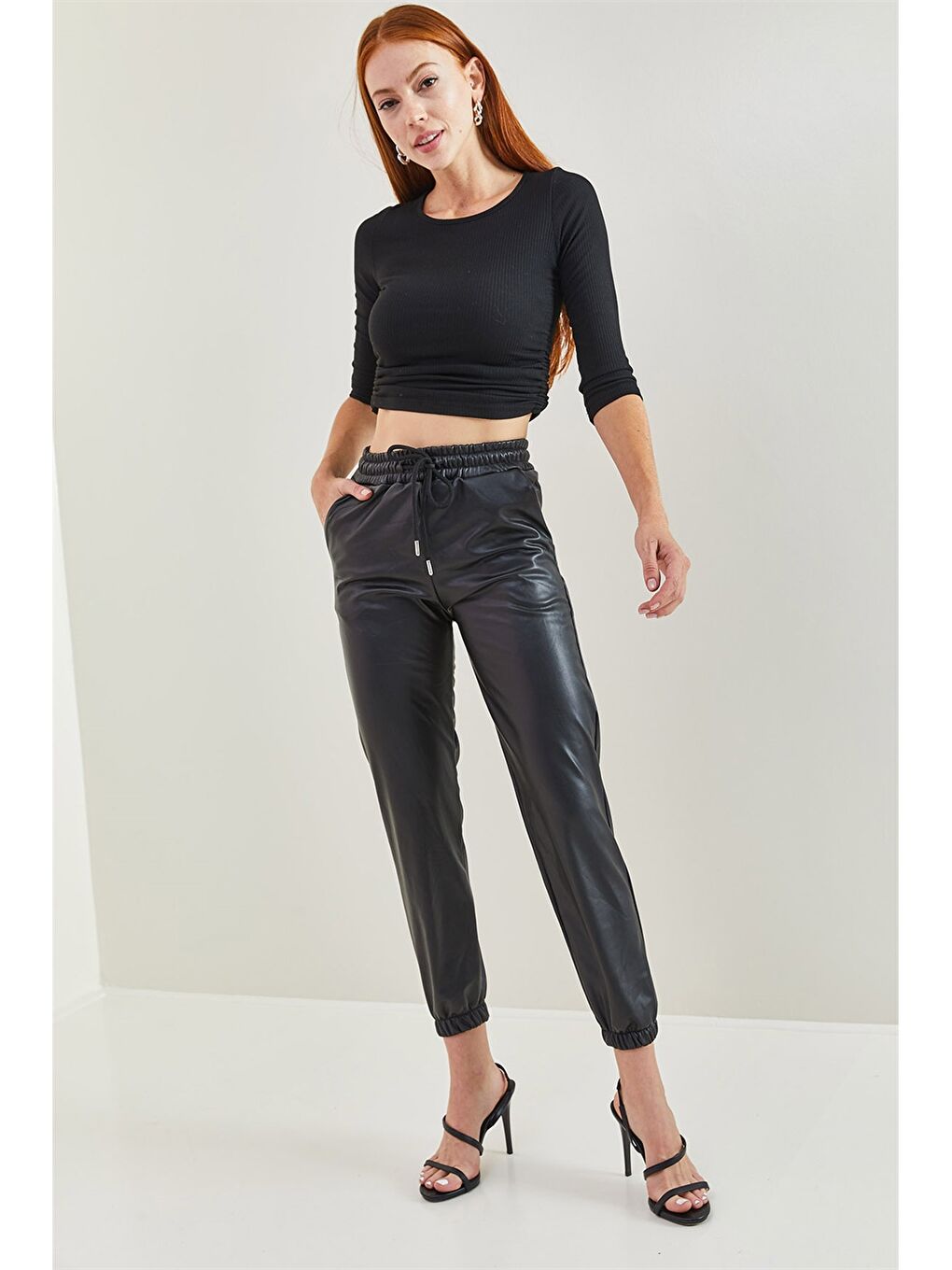 Siyah Standart Fit Düz Deri Görünümlü Kadın Jogger Pantolon-2