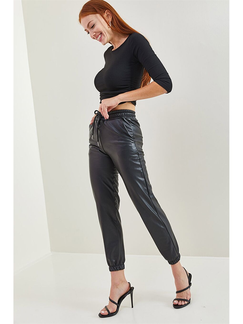 Siyah Standart Fit Düz Deri Görünümlü Kadın Jogger Pantolon-4