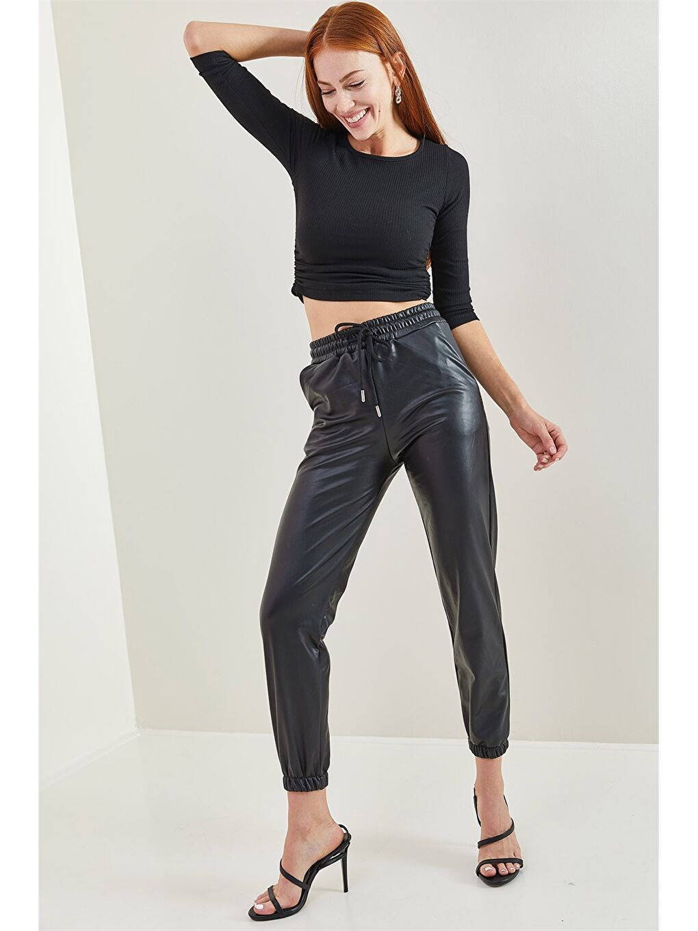 Siyah Standart Fit Düz Deri Görünümlü Kadın Jogger Pantolon-5