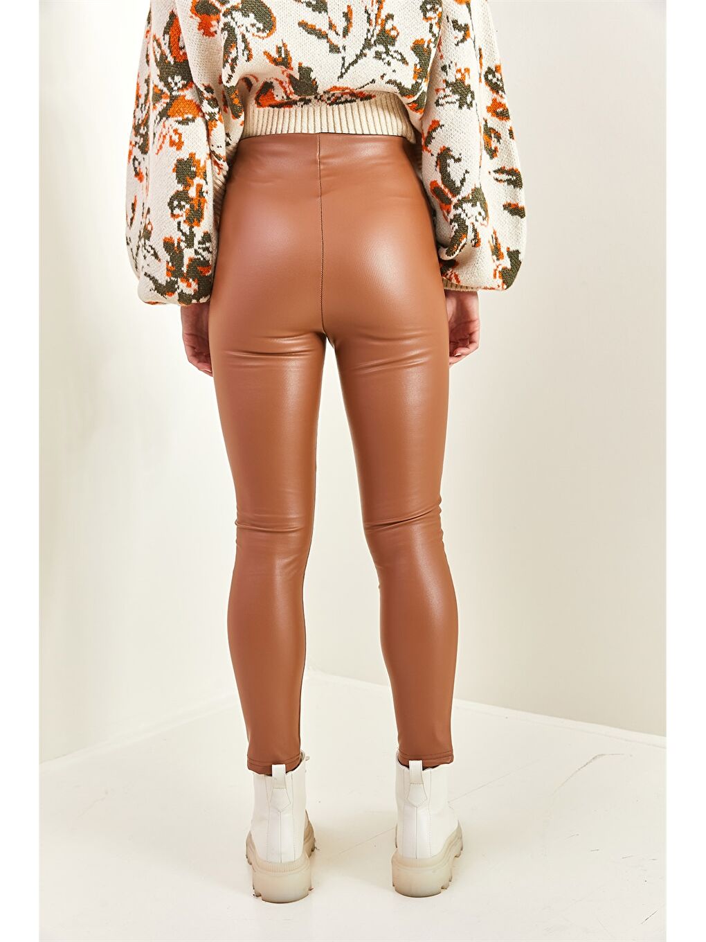 Kahverengi Standart Fit Düz Deri Görünümlü Kadın Tayt Pantolon-5