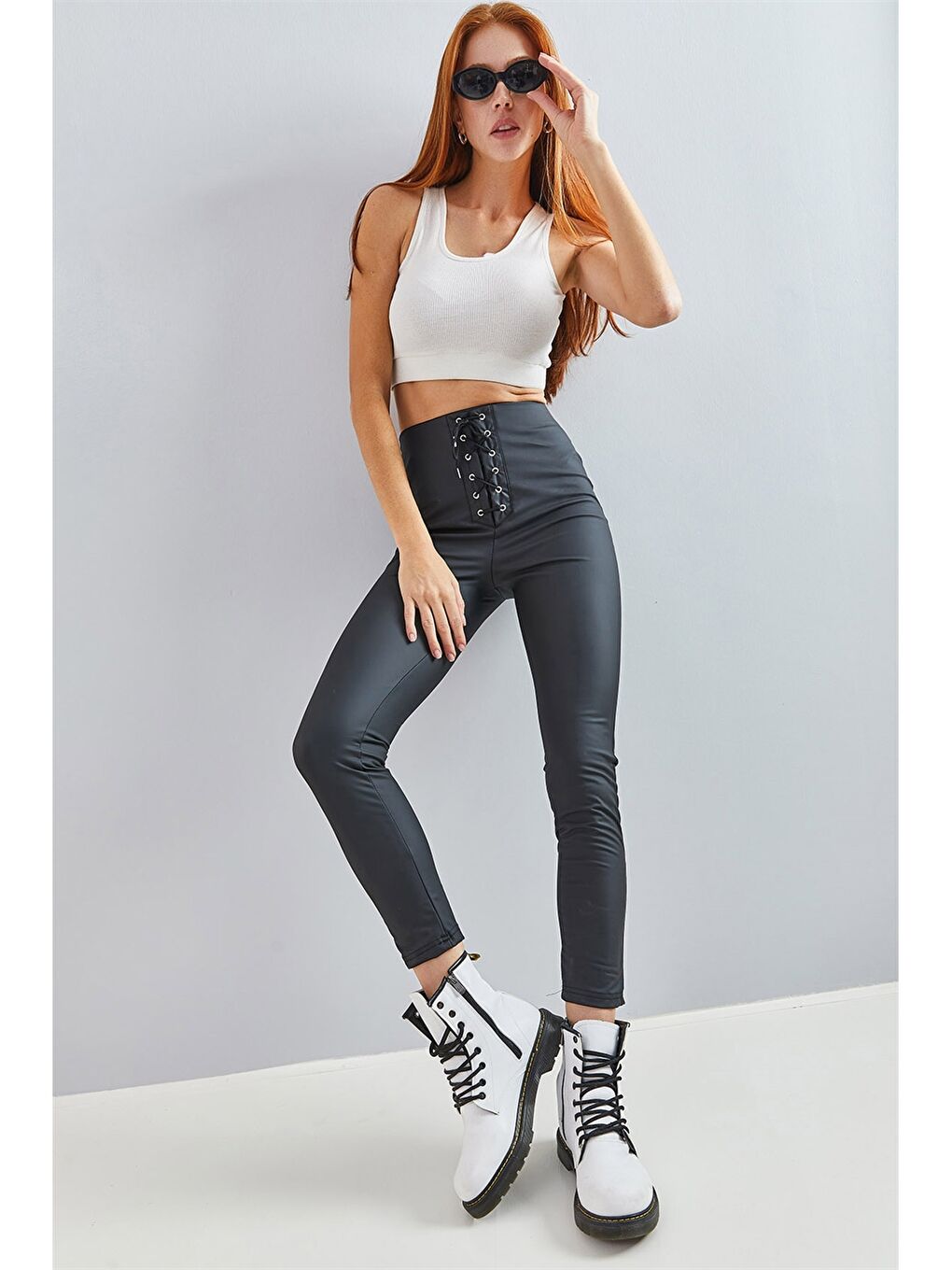 Siyah Standart Fit Düz Deri Görünümlü Kadın Tayt Pantolon