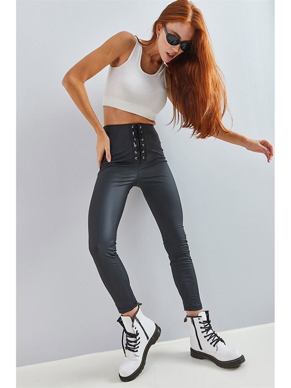 Siyah Standart Fit Düz Deri Görünümlü Kadın Tayt Pantolon-2