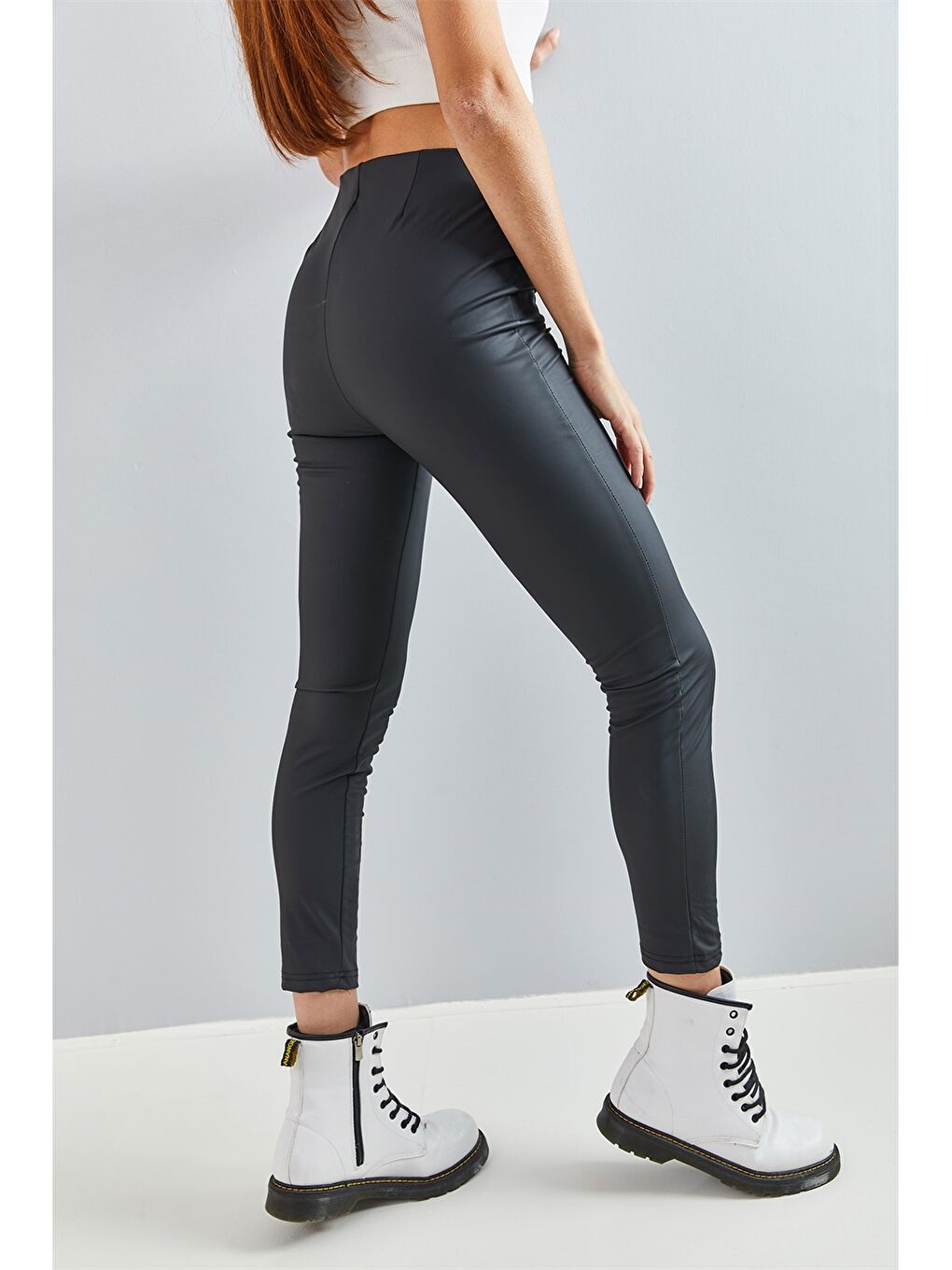 Siyah Standart Fit Düz Deri Görünümlü Kadın Tayt Pantolon-7