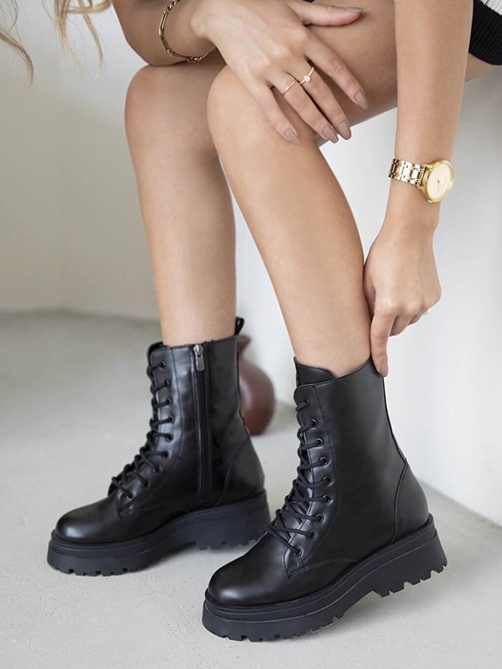Siyah Deri Görünümlü Bağcıklı Fermuarlı Kadın Bot