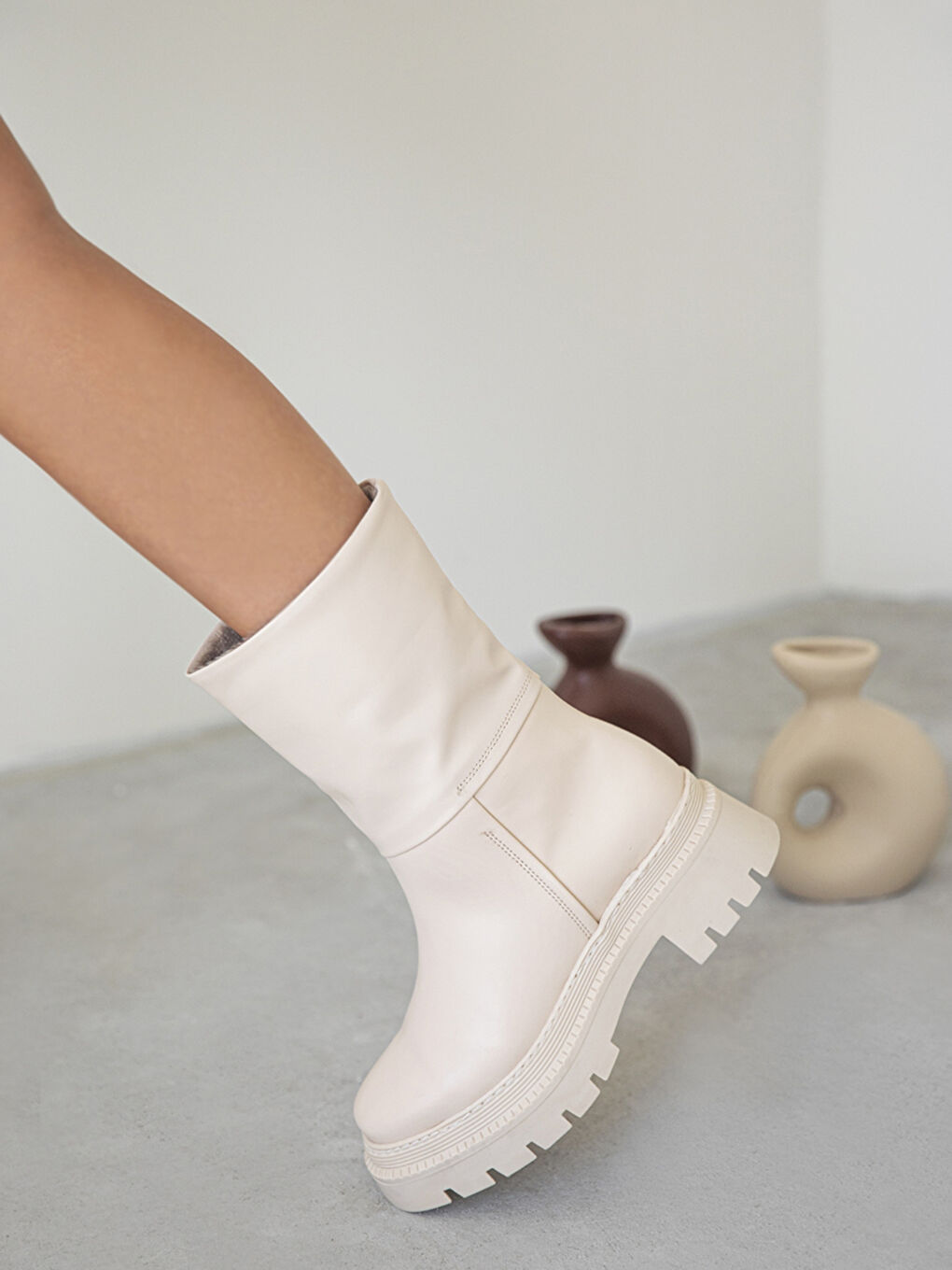 Bej Deri Görünümlü Streç Kadın Bot