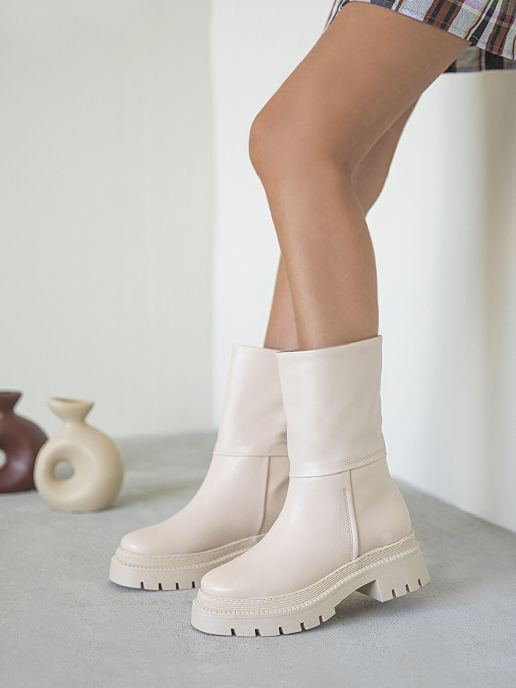 Bej Deri Görünümlü Streç Kadın Bot-1