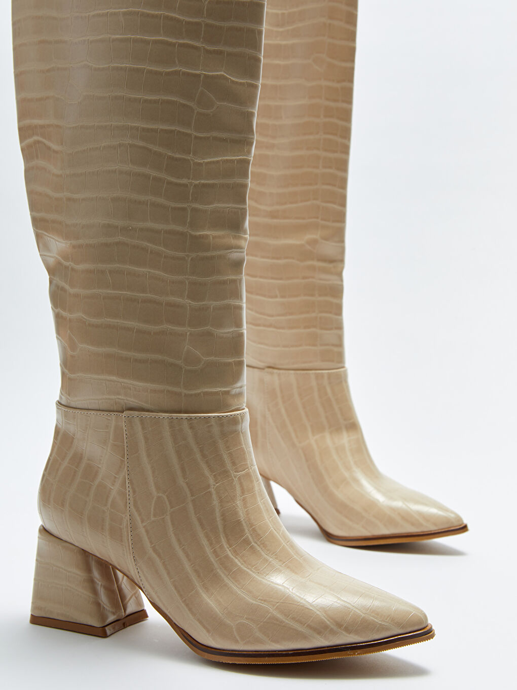 Bej Deri Görünümlü Kroko Desenli Kadın Çizme-2