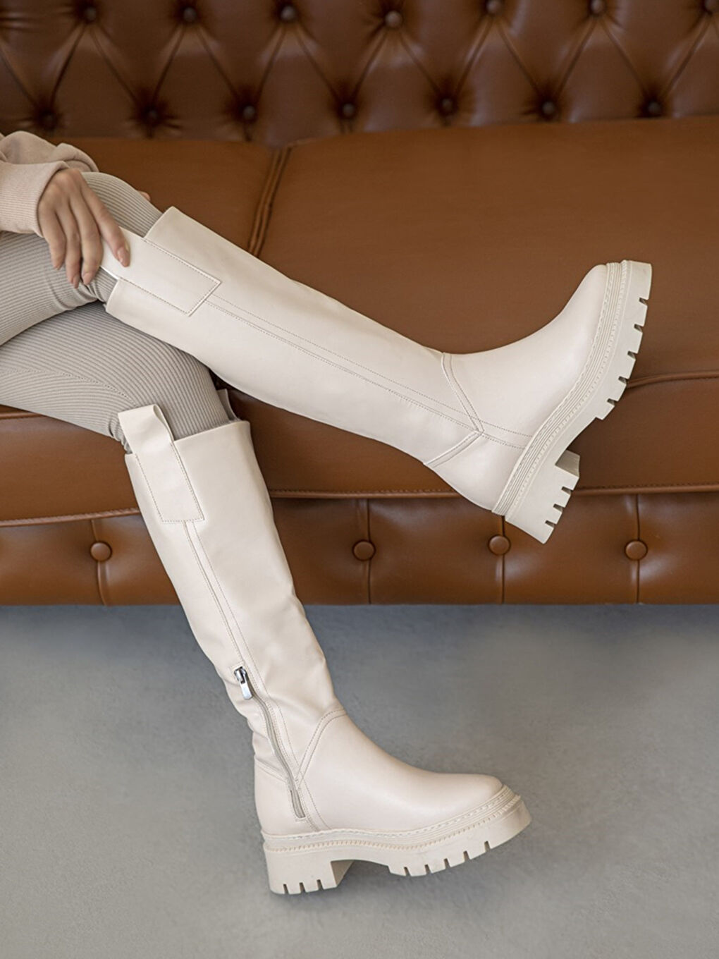 Bej Deri Görünümlü Kalın Taban Kadın Çizme