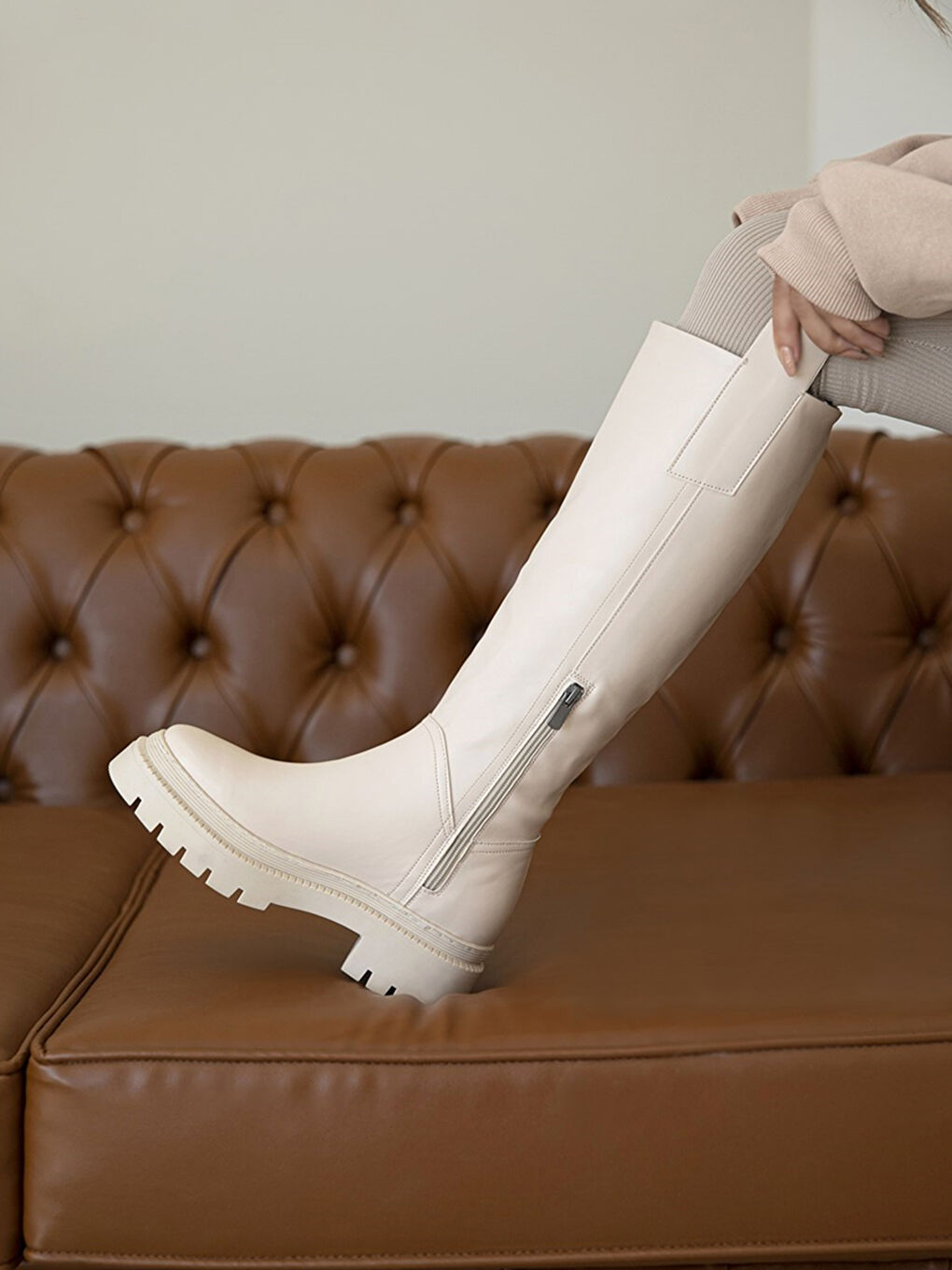 Bej Deri Görünümlü Kalın Taban Kadın Çizme-2