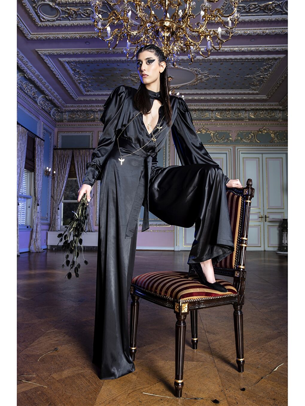 Siyah Dik Yaka Düz Uzun Kollu Saten Kadın Tulum