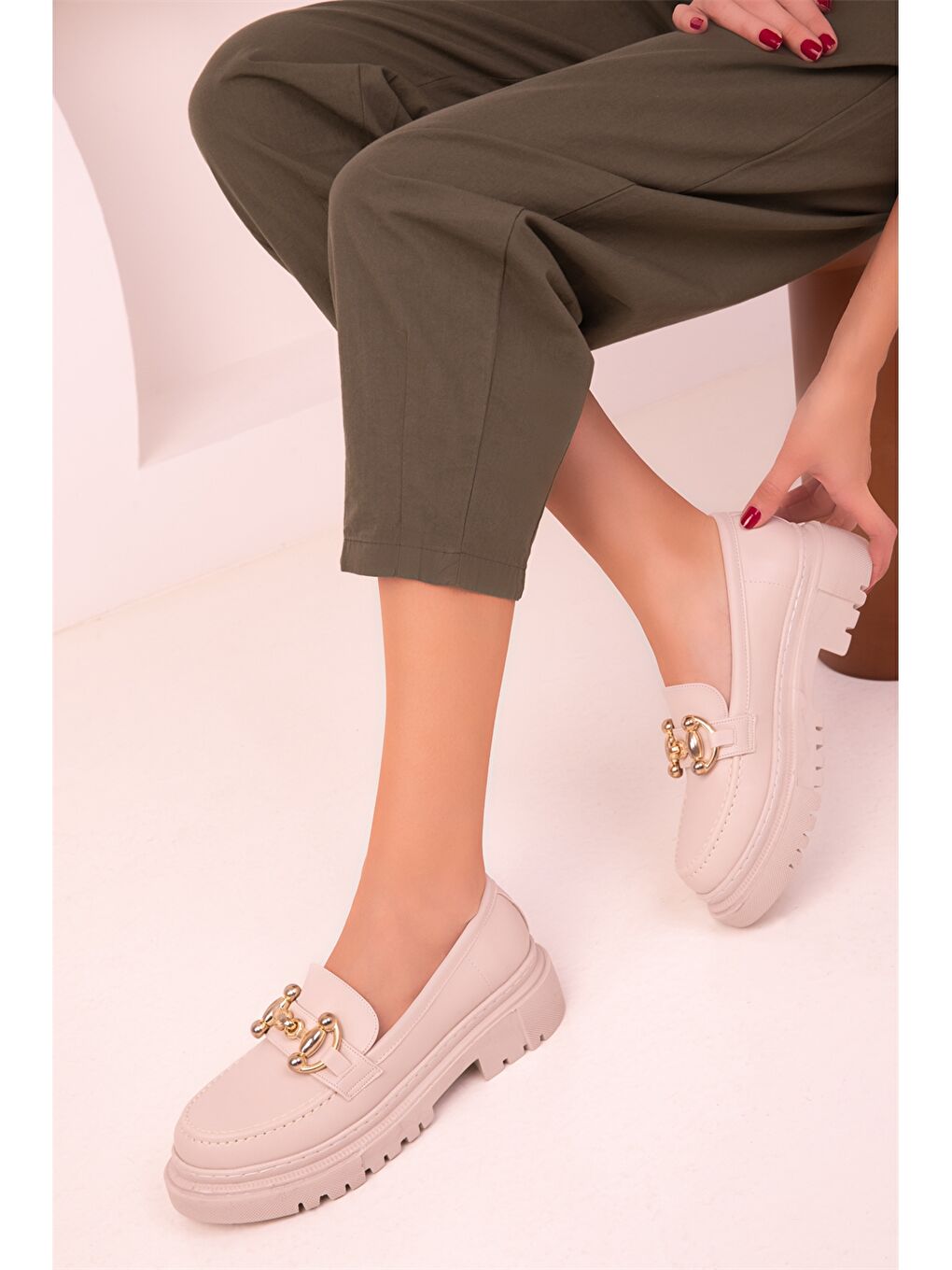 Bej Deri Görünümlü Kalın Taban Kadın Klasik Ayakkabı