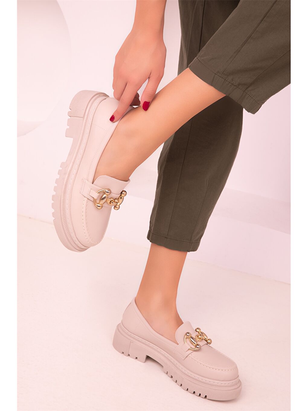 Bej Deri Görünümlü Kalın Taban Kadın Klasik Ayakkabı-1