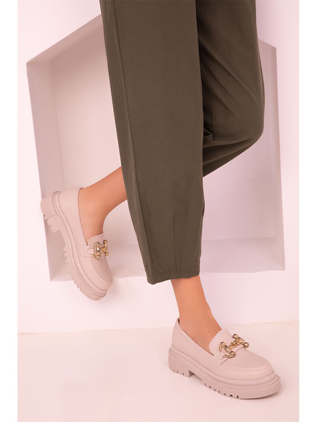 Bej Deri Görünümlü Kalın Taban Kadın Klasik Ayakkabı-3