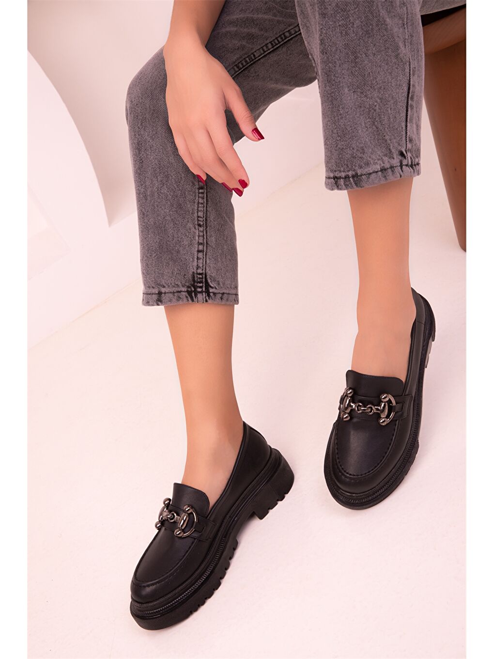 Siyah Deri Görünümlü Kalın Taban Kadın Klasik Ayakkabı-1