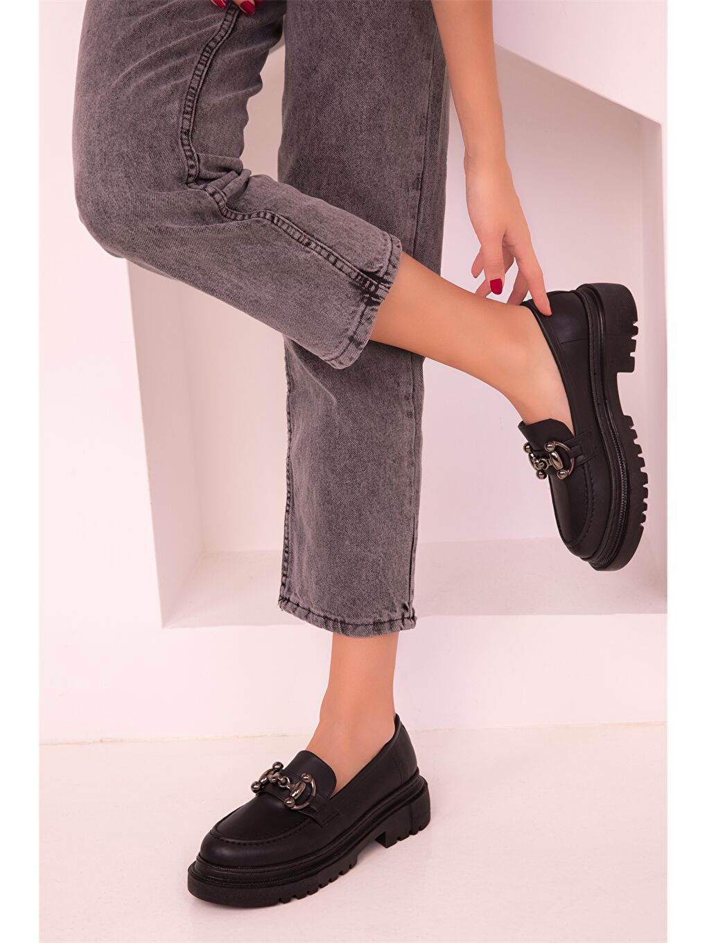 Siyah Deri Görünümlü Kalın Taban Kadın Klasik Ayakkabı-2