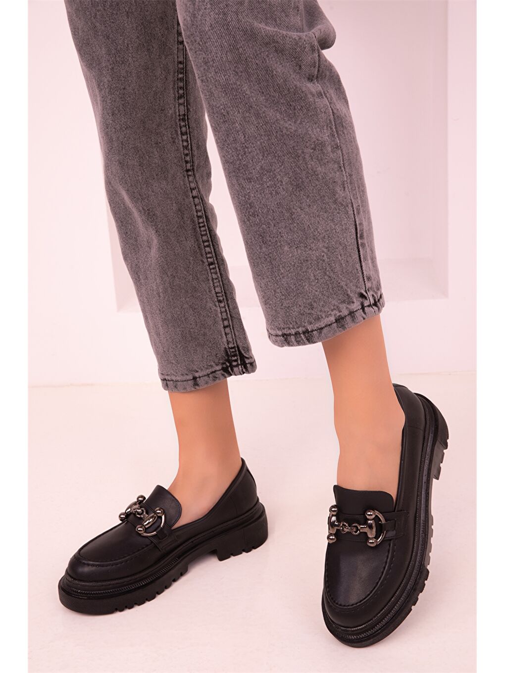 Siyah Deri Görünümlü Kalın Taban Kadın Klasik Ayakkabı-3