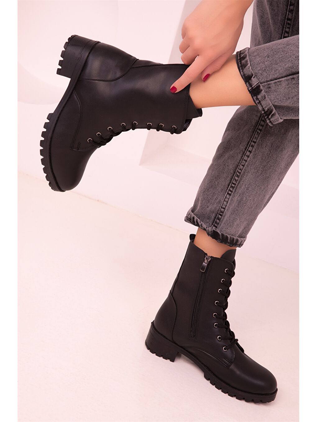 Siyah Deri Görünümlü Bağcıklı Kadın Bot