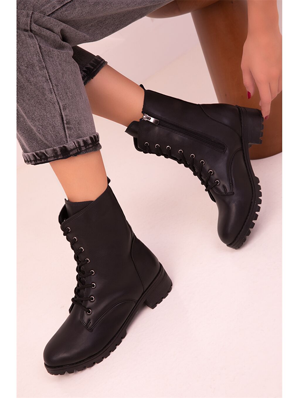 Siyah Deri Görünümlü Bağcıklı Kadın Bot-1
