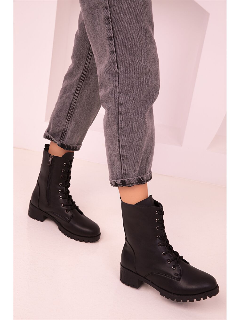 Siyah Deri Görünümlü Bağcıklı Kadın Bot-2