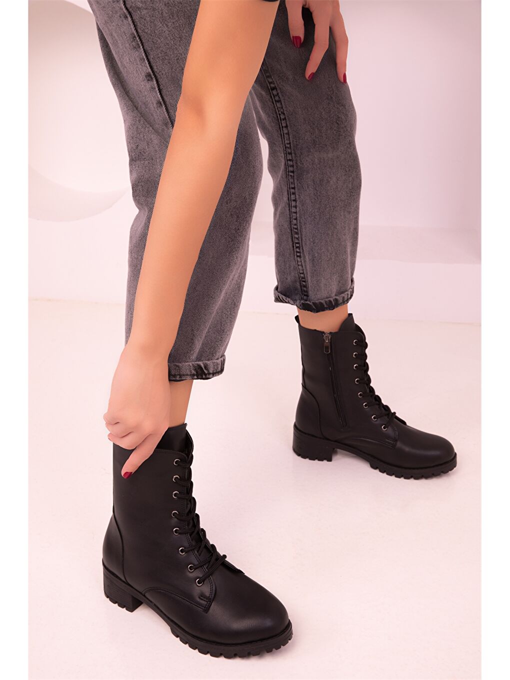 Siyah Deri Görünümlü Bağcıklı Kadın Bot-3