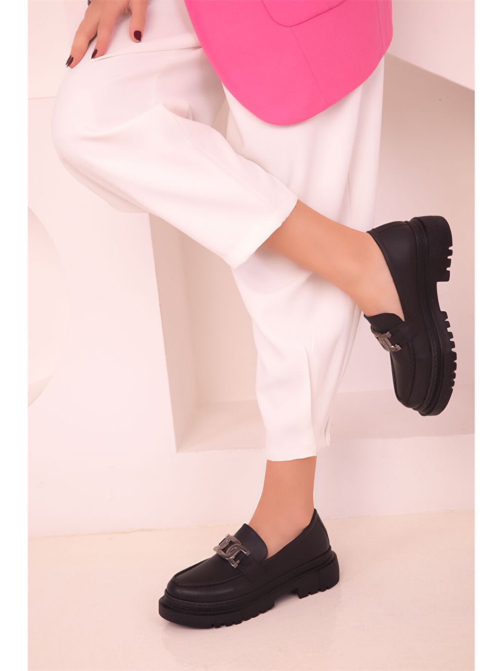 Siyah Deri Görünümlü Kalın Taban Kadın Loafer Ayakkabı