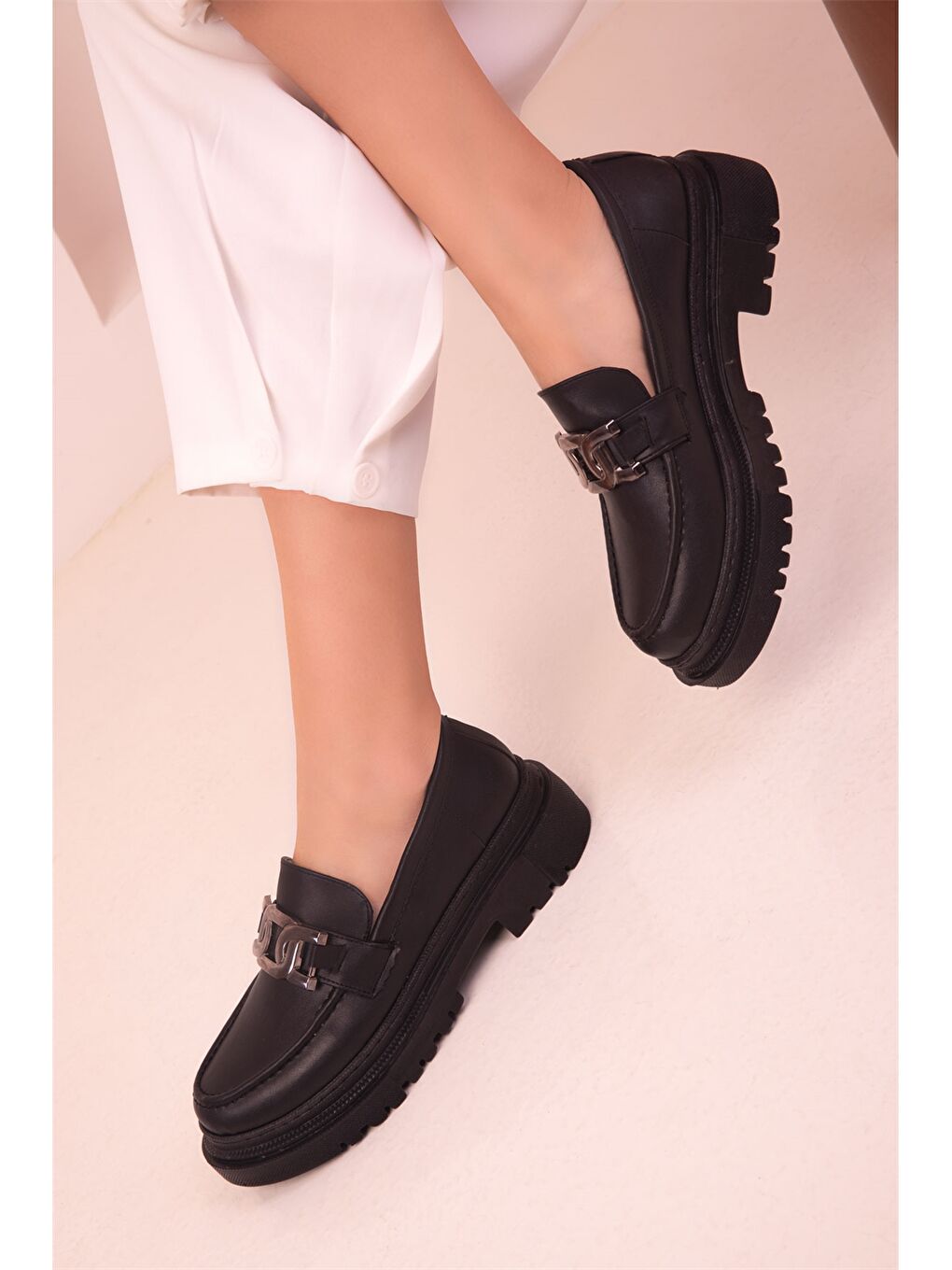 Siyah Deri Görünümlü Kalın Taban Kadın Loafer Ayakkabı-1