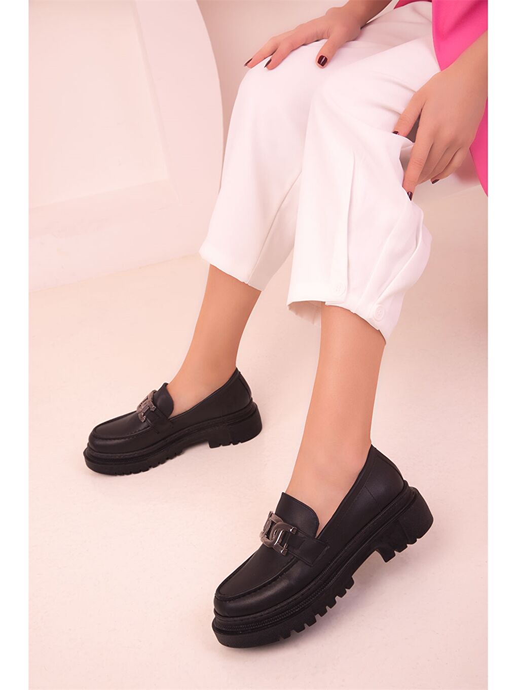 Siyah Deri Görünümlü Kalın Taban Kadın Loafer Ayakkabı-2