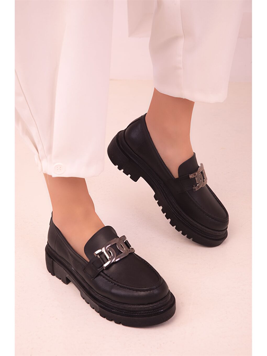 Siyah Deri Görünümlü Kalın Taban Kadın Loafer Ayakkabı-3