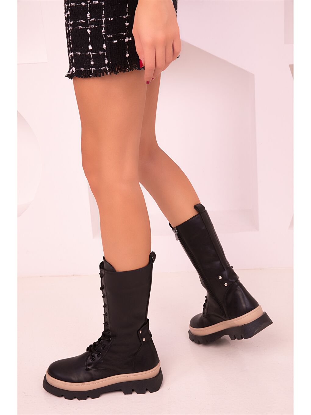 Siyah Kalın Taban Bağcık ve Fermuarlı Kadın Çizme