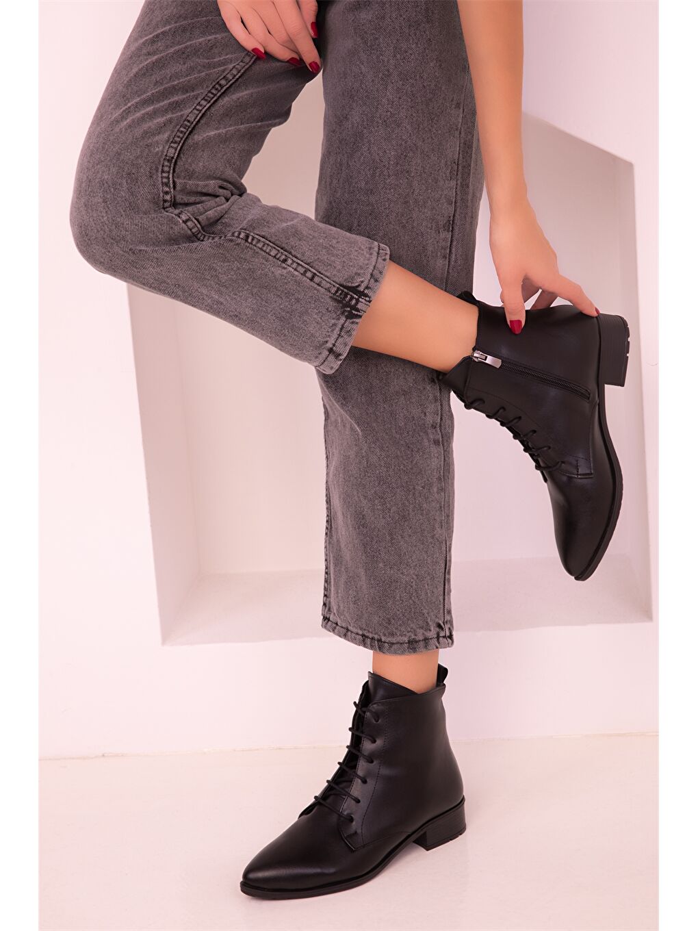 Siyah Deri Görünümlü Bağcıklı ve Fermuarlı Kadın Bot