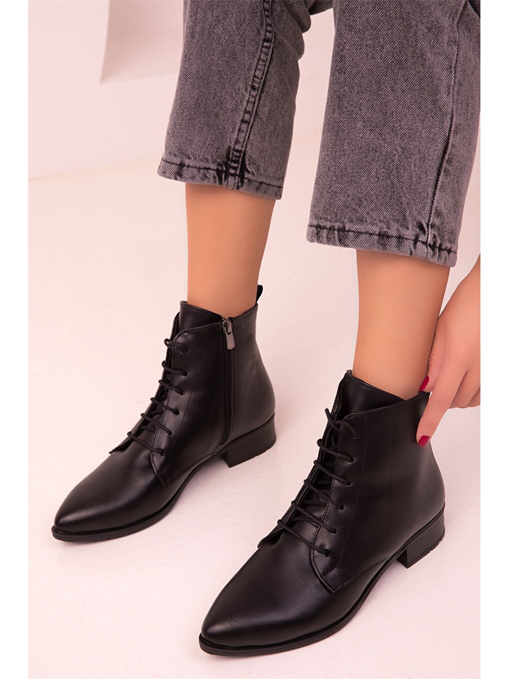 Siyah Deri Görünümlü Bağcıklı ve Fermuarlı Kadın Bot-1