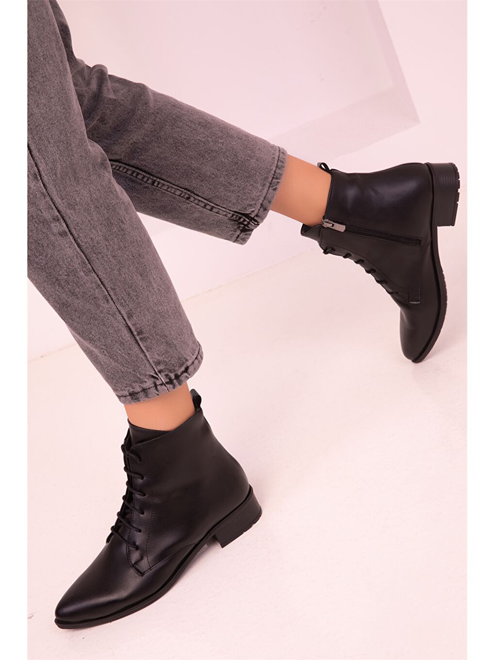 Siyah Deri Görünümlü Bağcıklı ve Fermuarlı Kadın Bot-3
