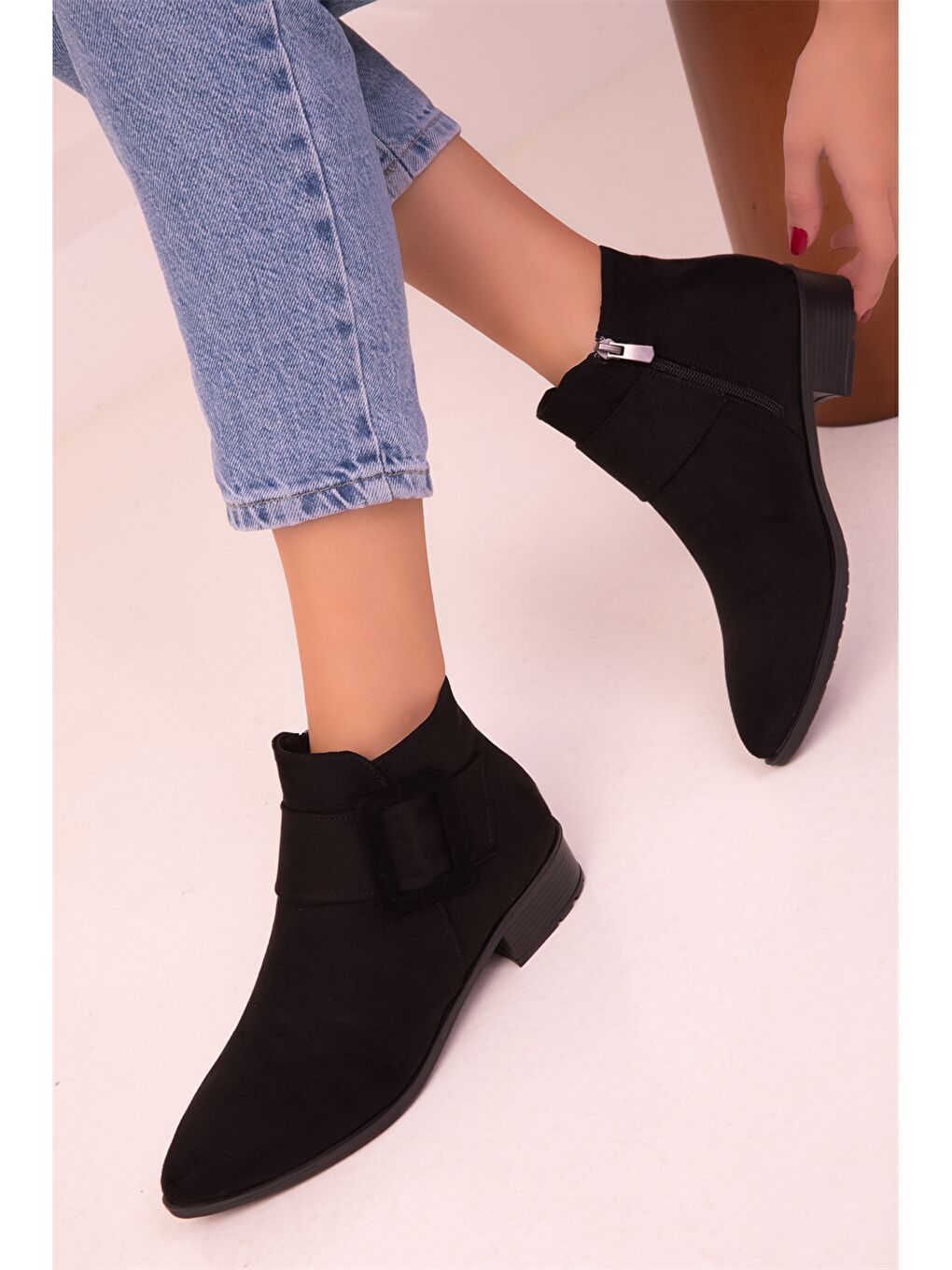 Siyah Toka Detaylı Fermuarlı Kadın Bot