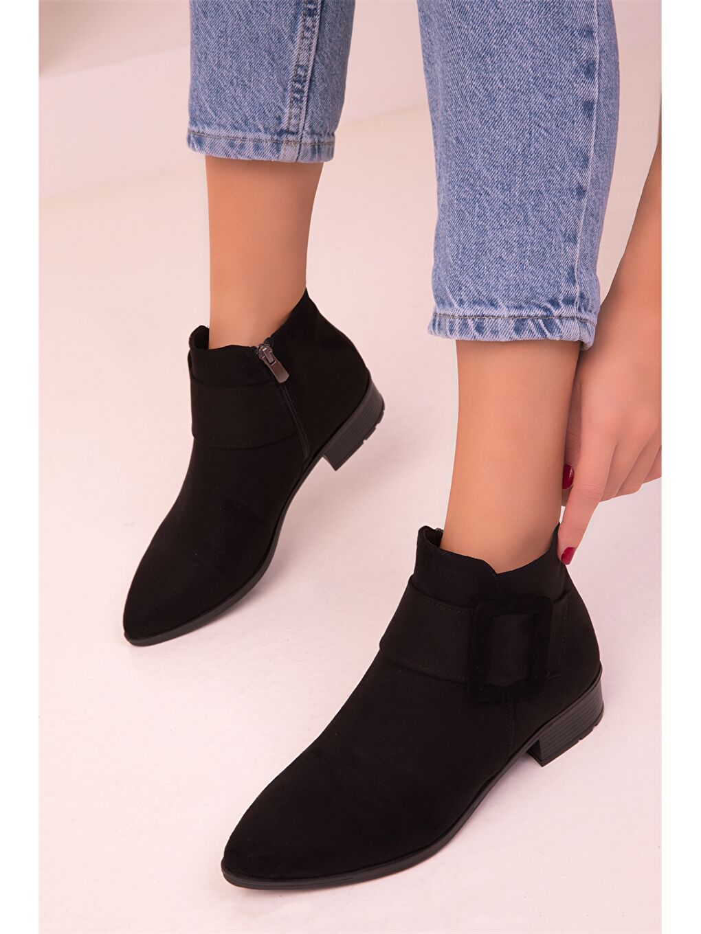 Siyah Toka Detaylı Fermuarlı Kadın Bot-1