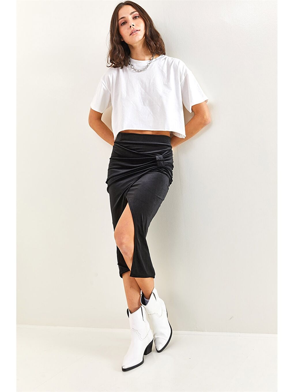 Siyah Önden Büzgü Detaylı Kadife Kadın Etek