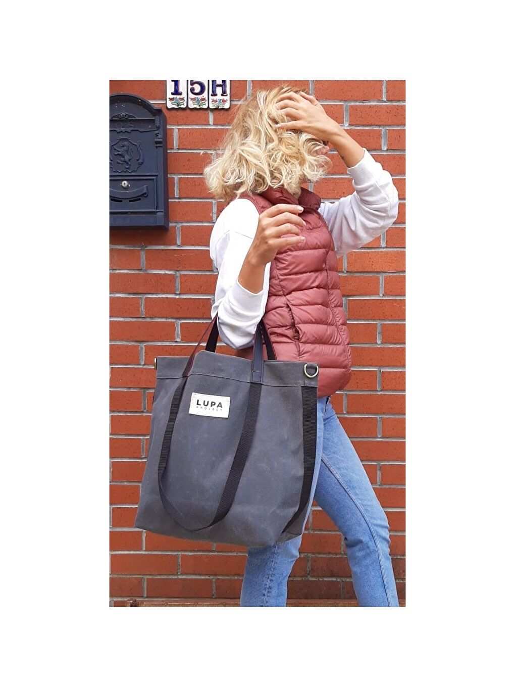 Gri Etiket Baskılı Kadın Omuz Çantası-1
