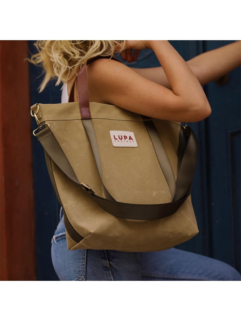 Kahverengi Etiket Baskılı Kadın Omuz Çantası