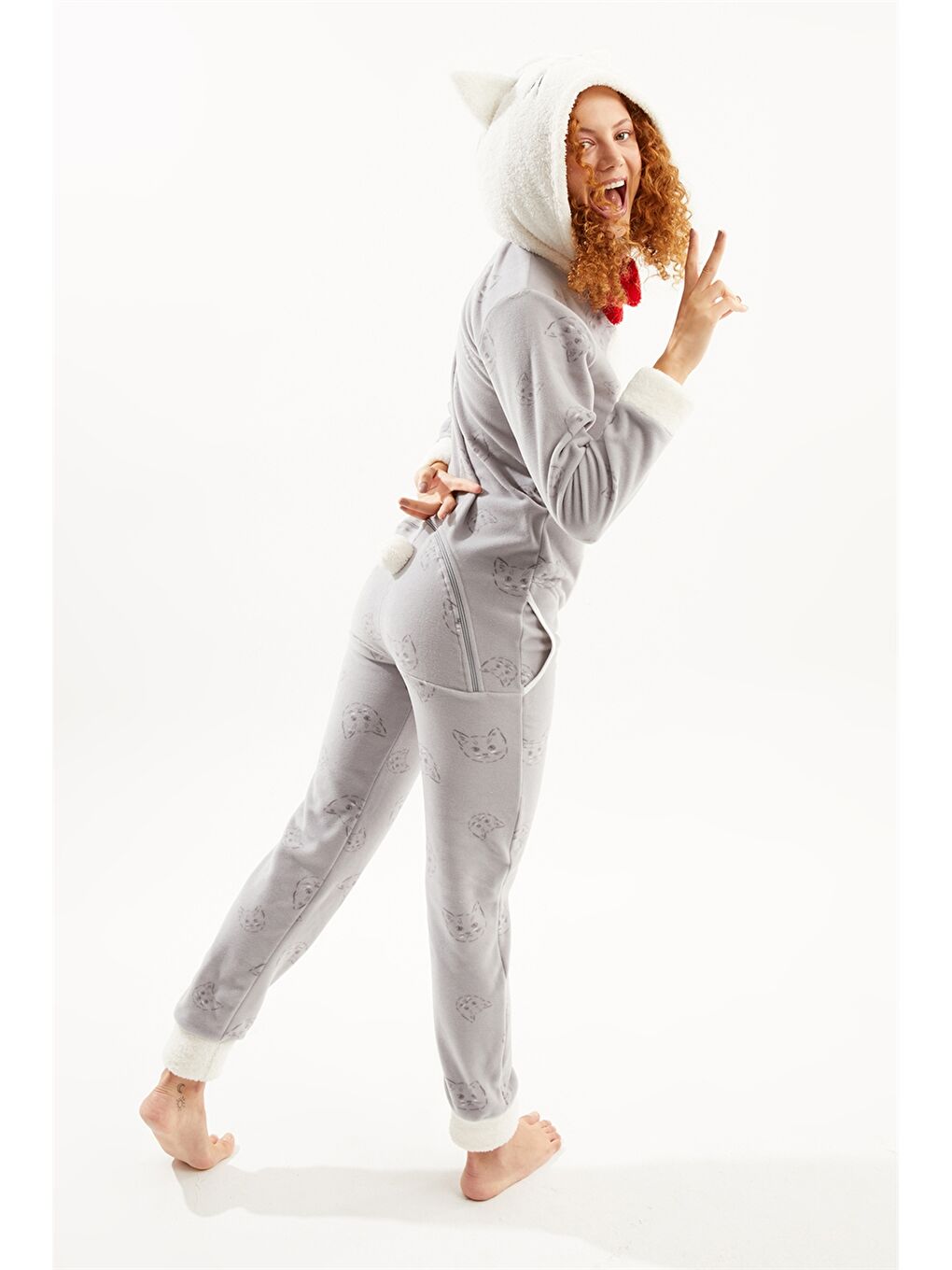 Gri Kapüşonlu Nakışlı Uzun Kollu Pelüş Kadın Uyku Tulumu