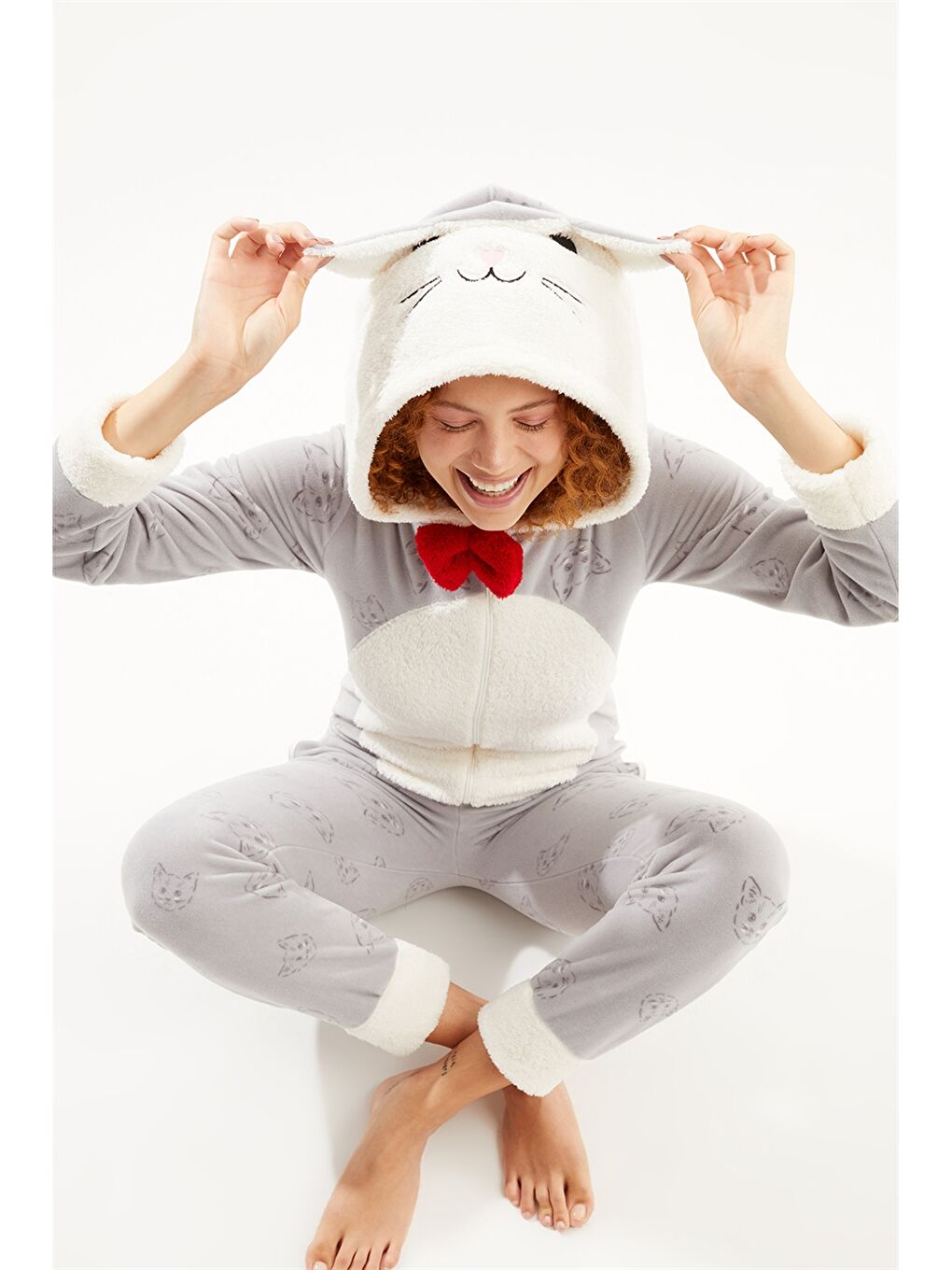 Gri Kapüşonlu Nakışlı Uzun Kollu Pelüş Kadın Uyku Tulumu-1