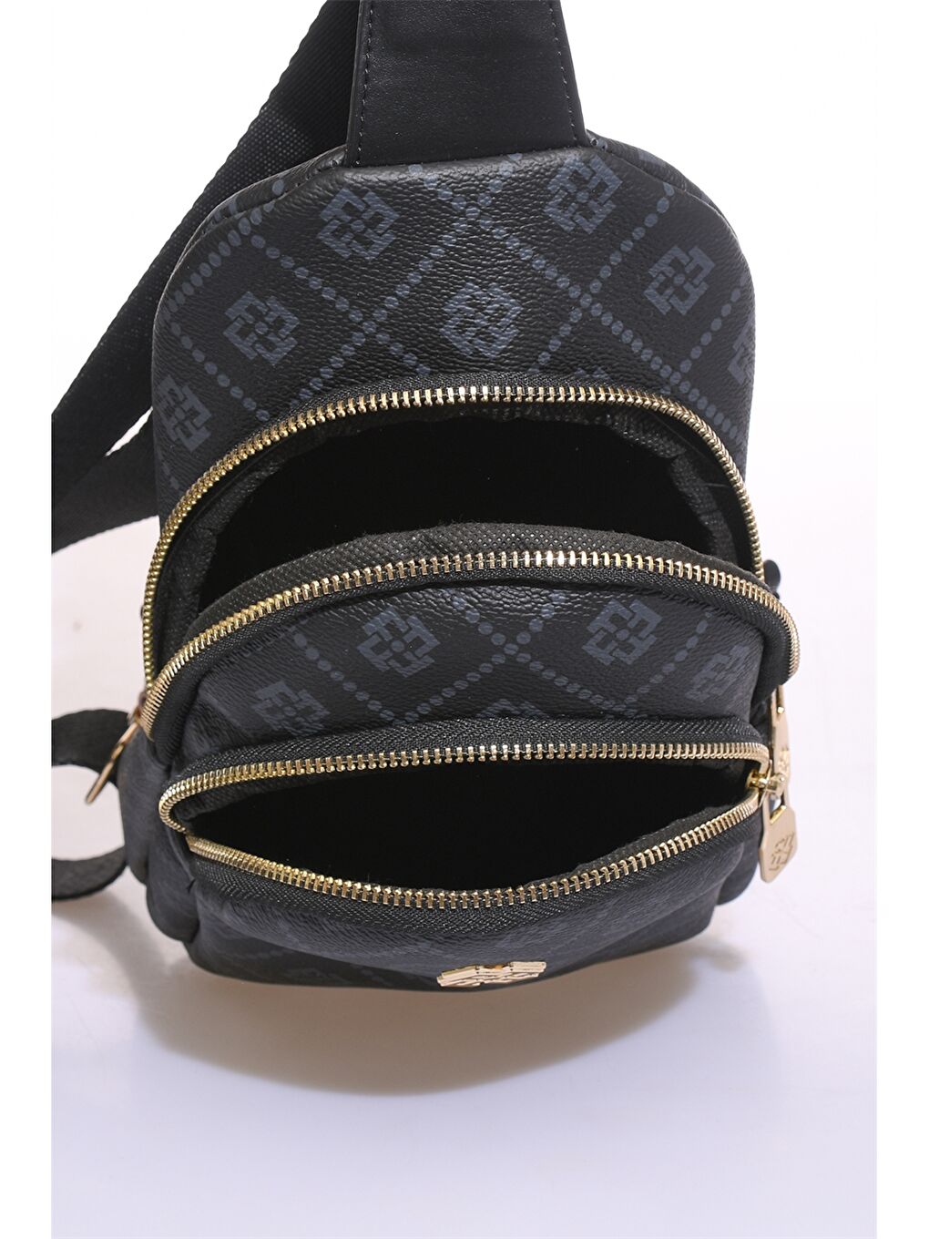 Siyah Deri Görünümlü Baskılı Kadın Göğüs Çantası-3