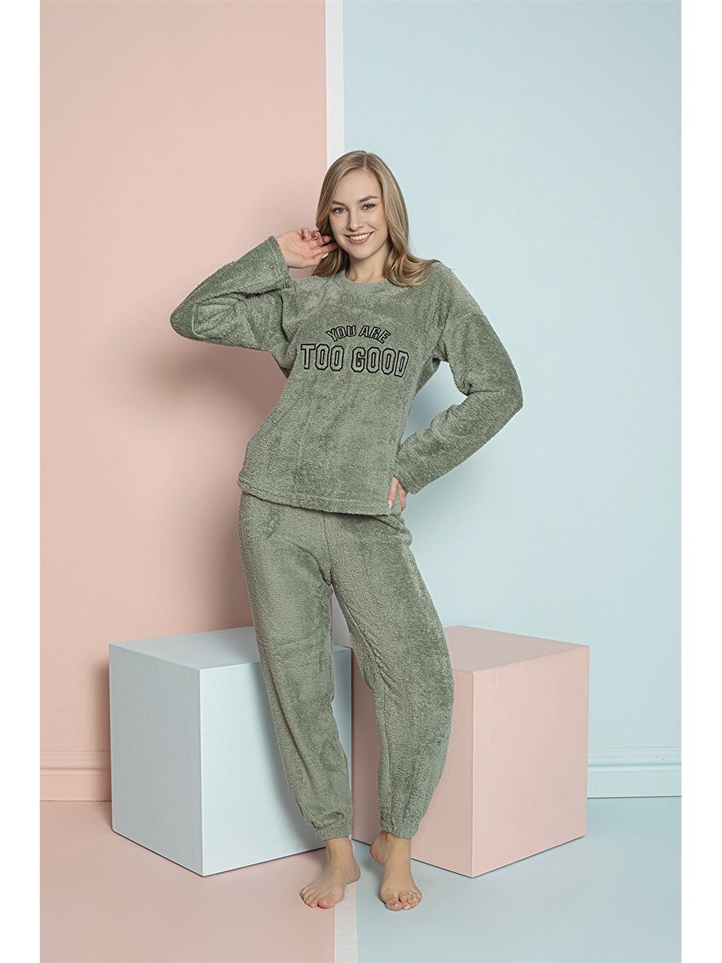 Yeşil Bisiklet Yaka Nakışlı Kadın Pelüş Pijama Takımı