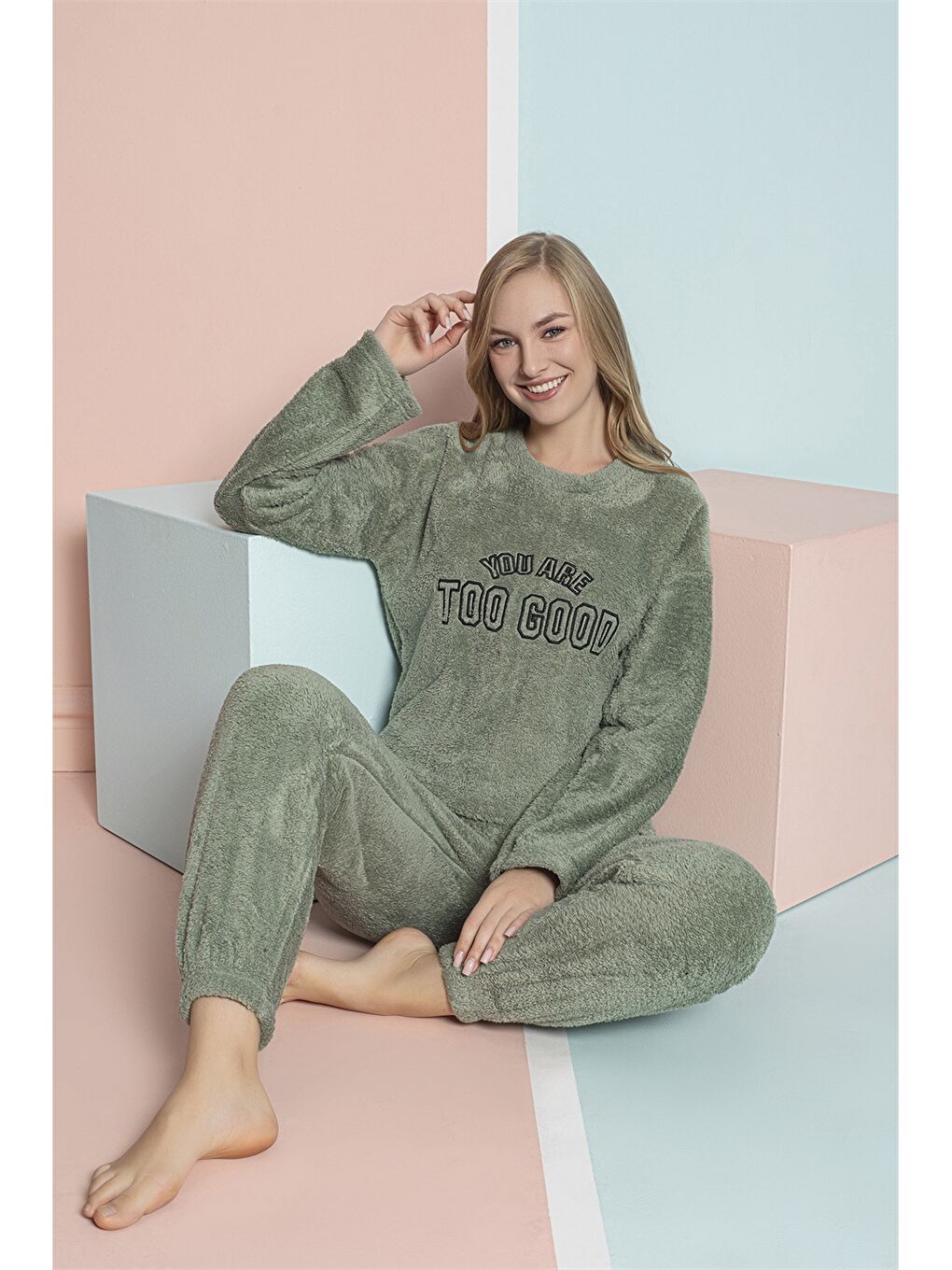 Yeşil Bisiklet Yaka Nakışlı Kadın Pelüş Pijama Takımı-1