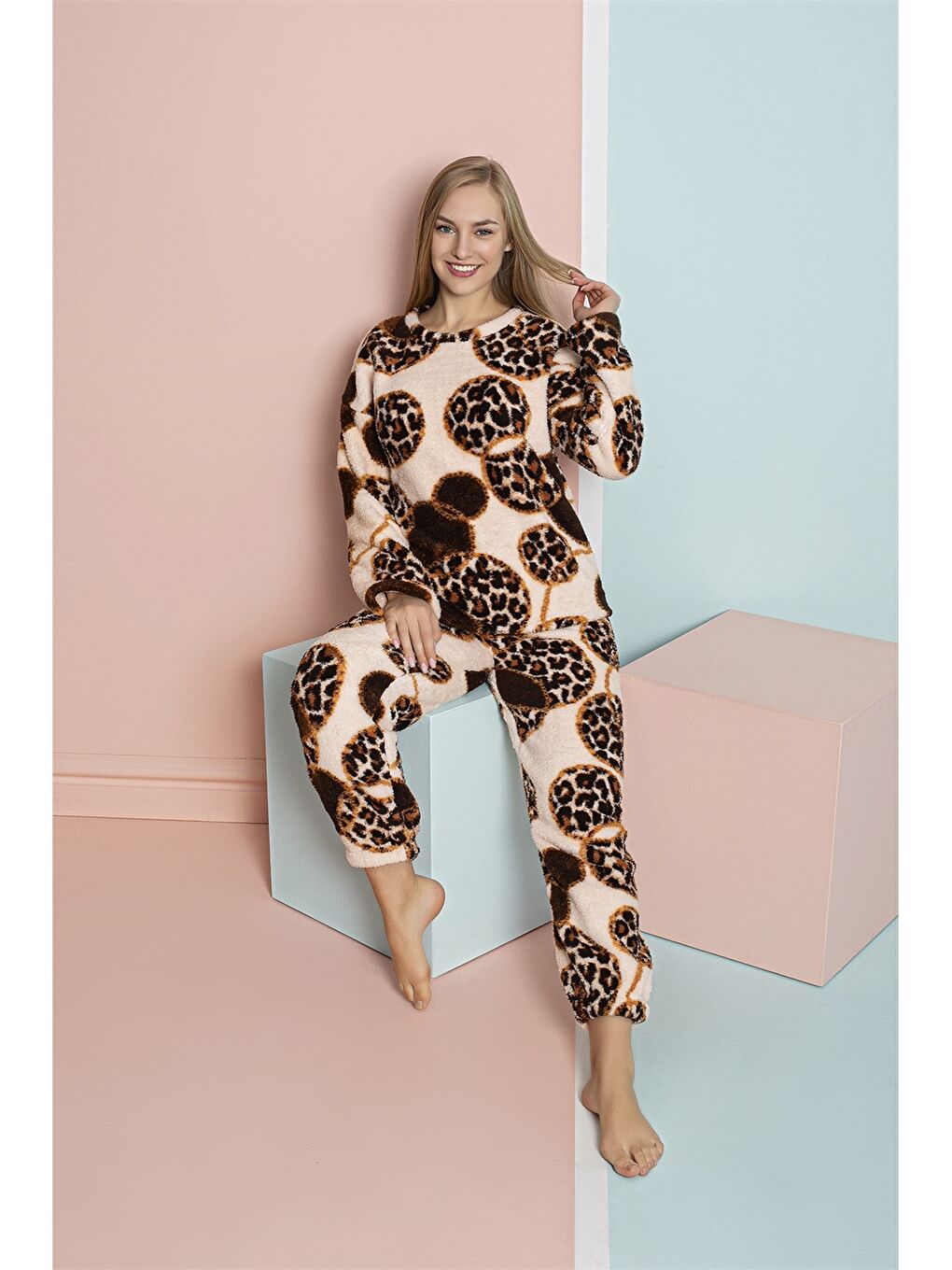 Kahverengi Bisiklet Yaka Desenli Uzun Kollu Pelüş Kadın Pijama Takımı