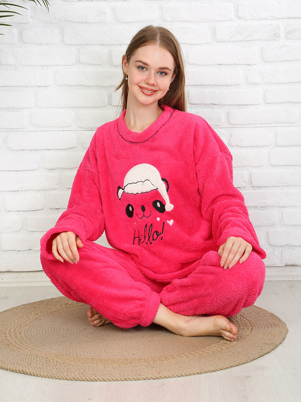 Pembe Bisiklet Yaka Nakışlı Kadın Pelüş Pijama Takımı-1