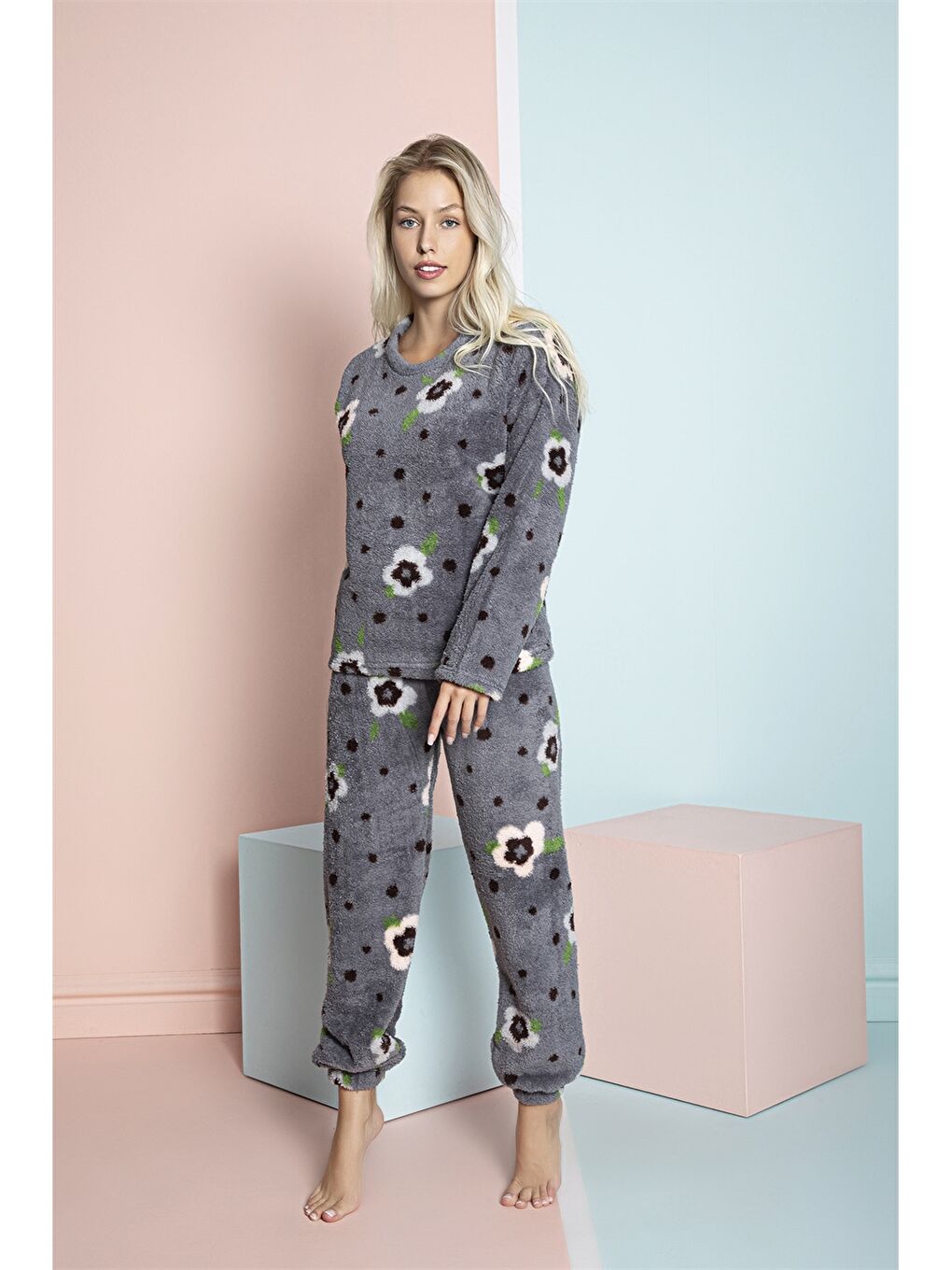 Gri Bisiklet Yaka Desenli Uzun Kollu Pelüş Kadın Pijama Takımı